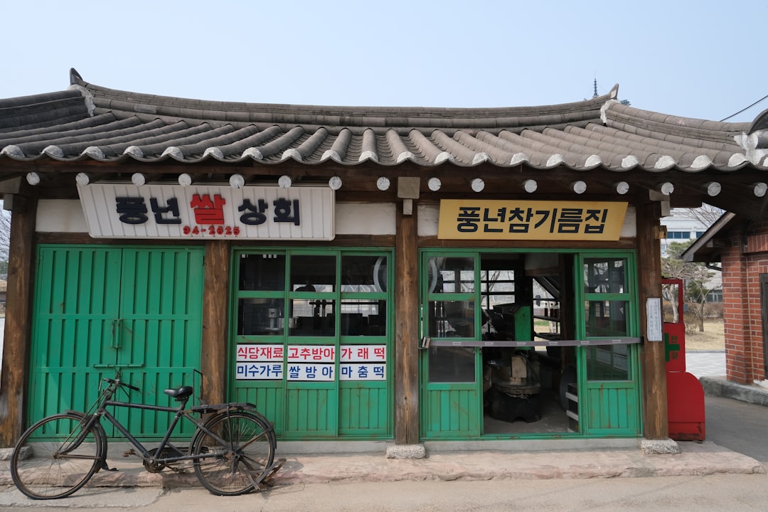 2026 착한가격업소 이용과 생활물가 절약을 상징하는 한국의 상점